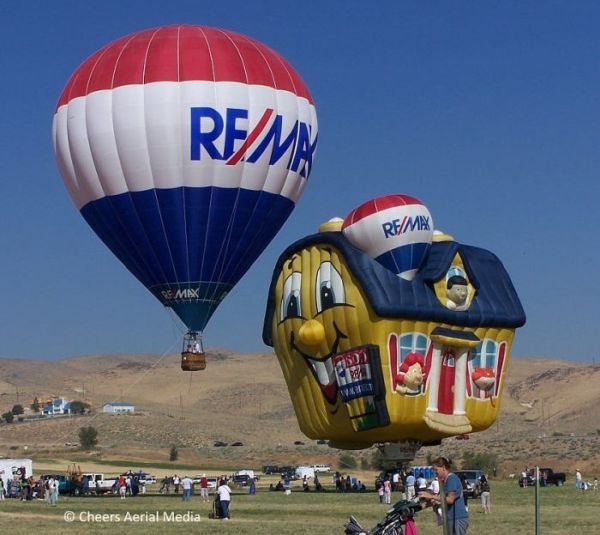 RE/MAX Balloon Glow © Cheers Aerial Media